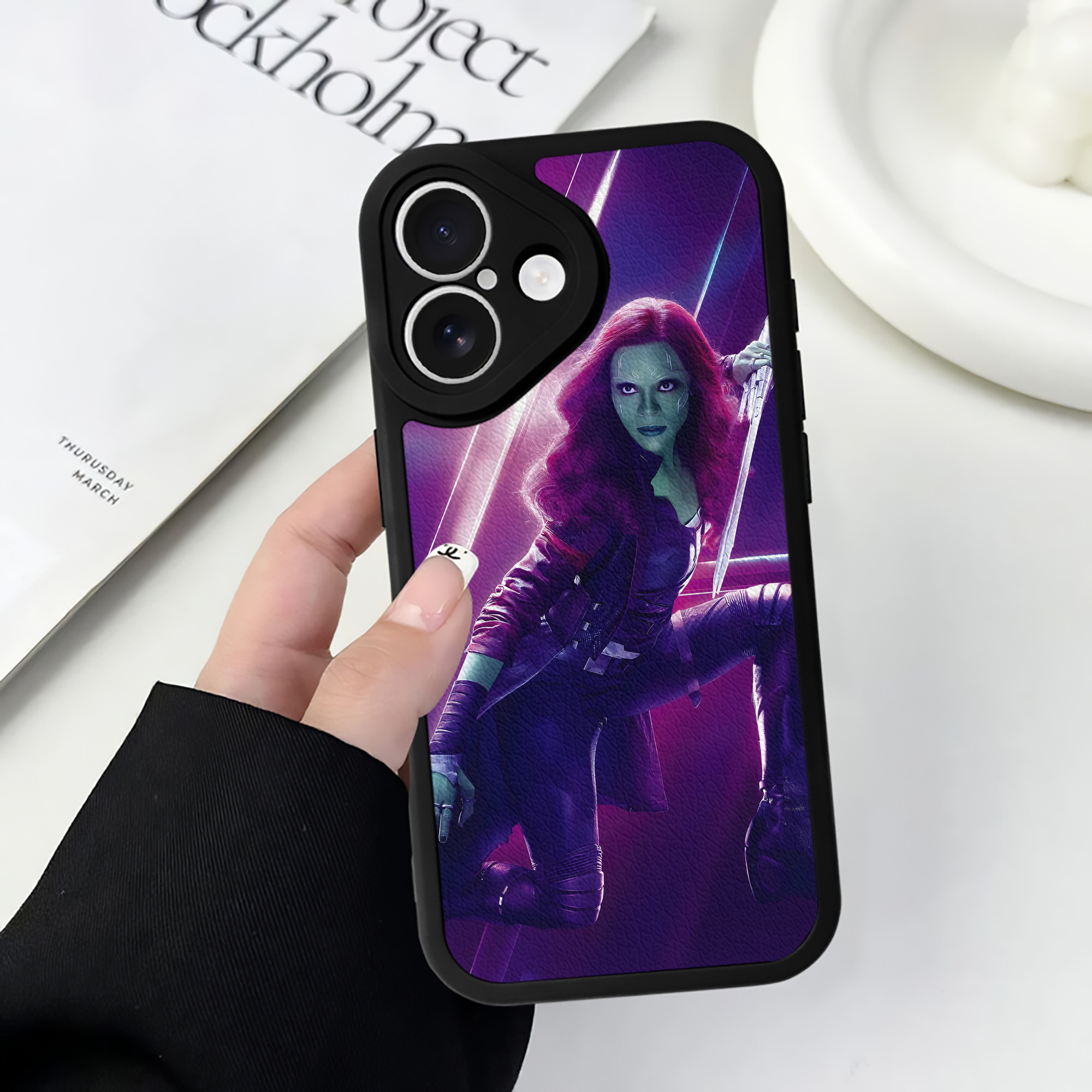 （画像用） アベンジャーズ The Avengers 【iPhone 16シリーズ対応】シリコンスマホケース（レザー調） 材質：シリコン